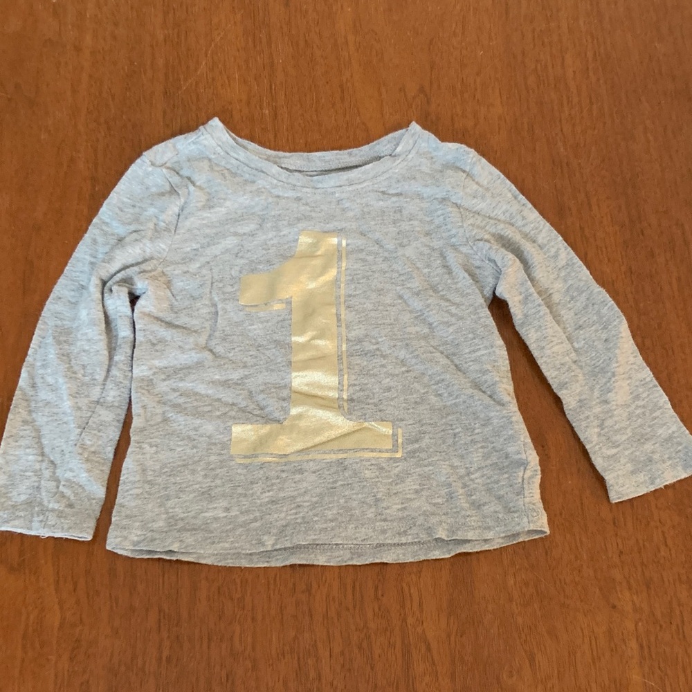 🍓3/$10 Old Navy Gray Long Sleeve Tee with Gold Number One